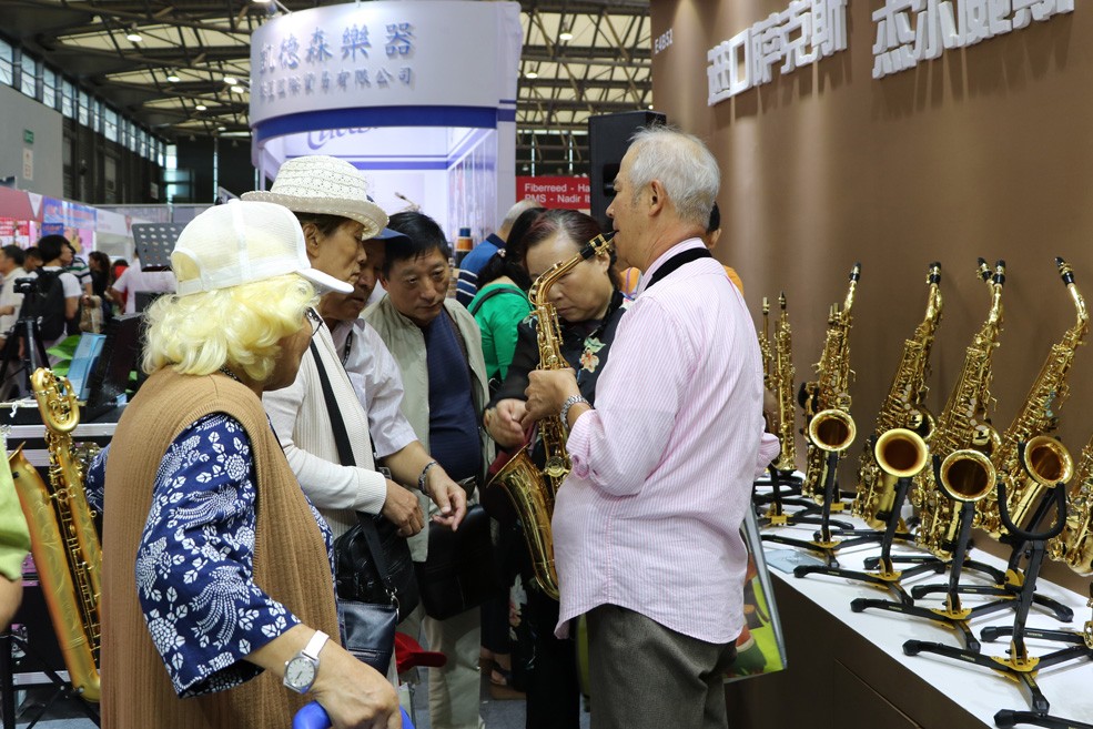 老年人吹薩克斯精神煥發 老年人吹薩克斯精神煥發